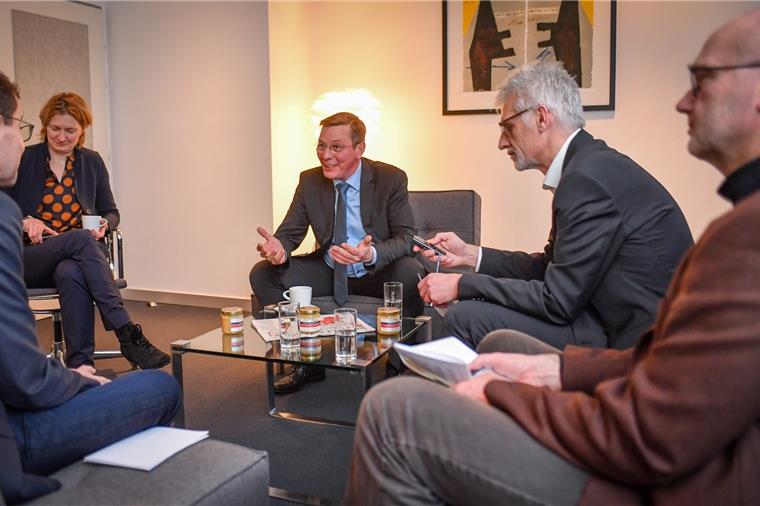 Frank Imhoff (Mitte) ist ein deutscher Landwirt und Politiker. Seit Juli 2019 ist er Präsident der Bremischen Bürgerschaft. Hier im Interview mit Christoph Linne (links), Christian Döscher (2. v. r.) und Klaus Mündelein im Raum "Aufbruch" im Medienhaus in der Hafenstraße. Mit dabei ist auch die Sprecherin der Bürgerschaft Dorothee Krumpipe.