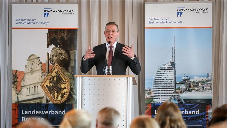 Diskussion Landtagswahl: Personalmangel in Kitas und Schulen Frank Imhoff, Spitzenkandidat der Bremer CDU für die Bürgerschaftswahl, spricht bei einer Veranstaltung des Wirtschaftsrates der CDU, Landesverband Bremen.