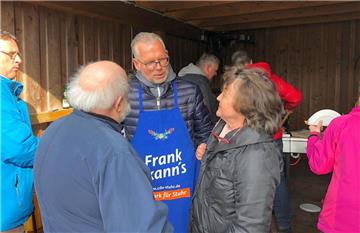 „Frank kann’s“ steht auf Frank Holles Grillschürze. Dieser Wahlslogan soll die Wähler in Stuhr daran erinnern, dass er seit 13 Jahren das Rathaus in Tarmstedt führt. 