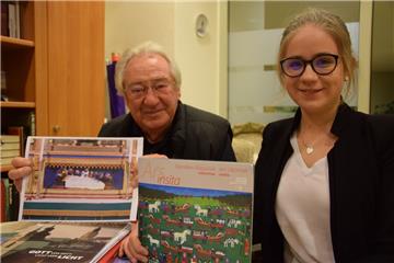 Frank Klimmeck und seine Helferin Julia Wojaczek haben die Ausstellung nach FAH geholt. 