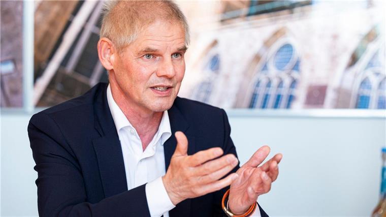 Frank Klingebiel (CDU), Oberbürgermeister Stadt Salzgitter und Präsident Niedersächsischer Städtetag, spricht bei einer Pressekonferenz.