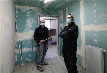 Frank Linneweber (links) und Thomas Büsing sind die treibenden Kräfte bei der Sanierung der Sanitäranlagen der alten Grundschule in Eckwarden.