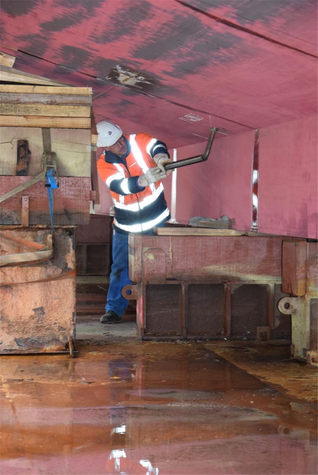 Frank Maertens, Vorarbeiter Dockabteilung, öffnet mit einem 22-Millimeter-Schraubenschlüssel den Ablauf des Frischwassertanks.