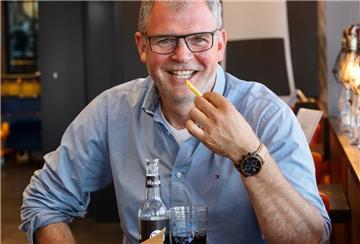 Frank Martens probiert in der Havenkombüse den neu kreierten „Hof-Martens-Burger“.