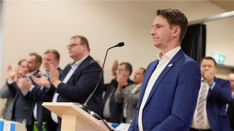 AfD-Landeschef Rinck will nicht erneut kandidieren Frank Rinck, (AfD, r), Landesvorsitzender, steht beim Landesparteitag der AfD Niedersachsen auf der Bühne.