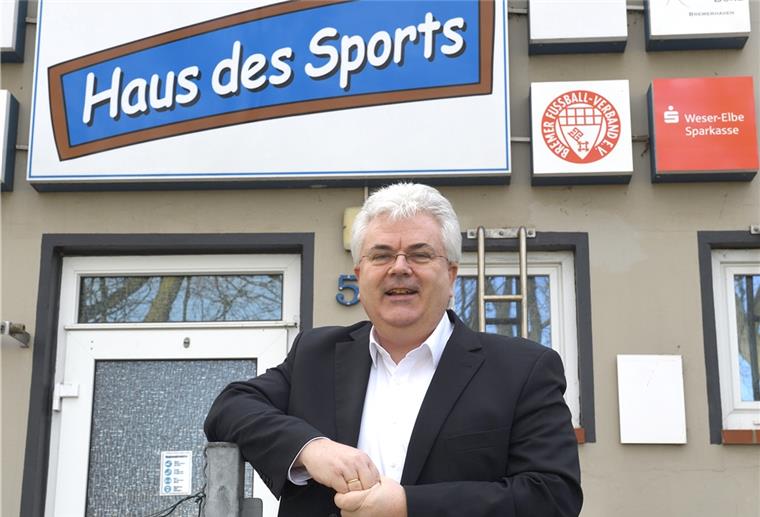 Frank Schildt steht vor dem „Haus des Sports“ in der Pestalozzistraße.