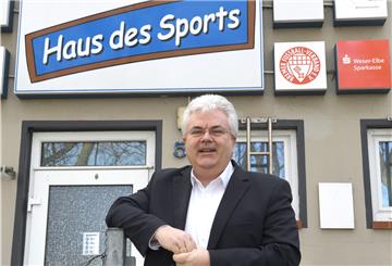 Frank Schildt steht vor dem „Haus des Sports“ in der Pestalozzistraße.