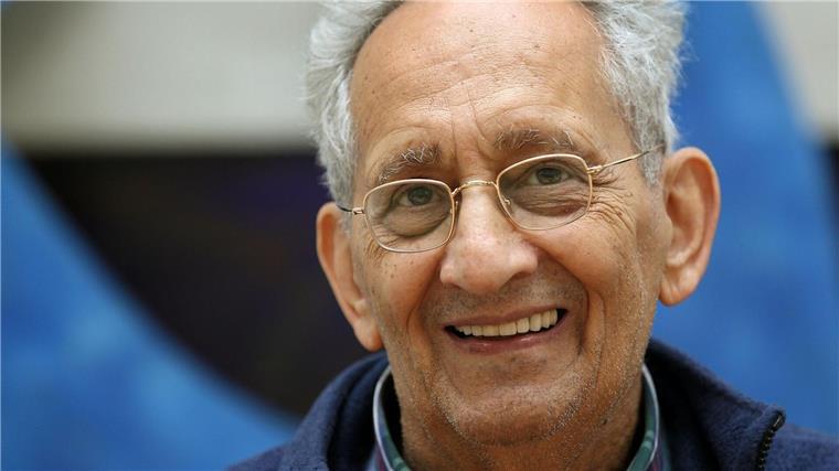 Universalkünstler Frank Stella gestorben Frank Stella 2012 im Kunstmuseum Wolfsburg vor einem seiner Werke.