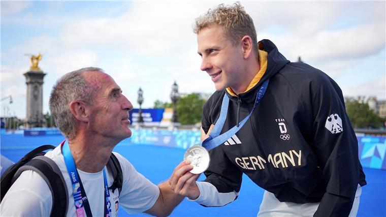 Nur „Minimalziele“: Sportpolitiker Ullrich kritisiert DOSB Frank Ullrich (l), hier mit Schwimmer Oliver Klemet, äußert in seiner Funktion als Vorsitzender des Sportausschusses im Bundestag Kritik am Deutschen Olympischen Sportbund.