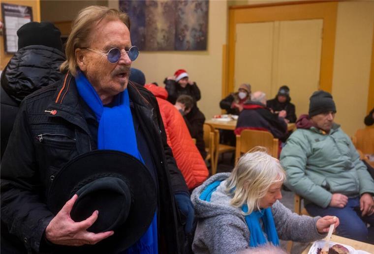 Frank Zander im Krankenhaus - dennoch Obdachlosen-Weihnacht Frank Zander spricht mit Obdachlosen und Bedürftigen bei einem Weihnachtsessen. (Archivbild)