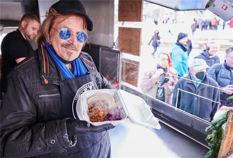 Einsatz für Obdachlose: Frank Zander erhält Verdienstorden Frank Zander steht im Caritas-Foodtruck und verteilt warme Mahlzeiten an Obdachlose und bedürftige Menschen auf dem Alexanderplatz