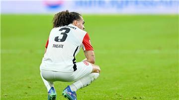 Frankfurts Arthur Theate wurde im Pokalspiel gegen Mönchengladbach erneut vom Platz gestellt.