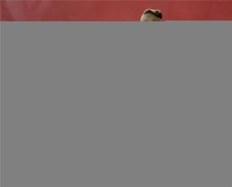 Erneuter Rückschlag für BVB in Frankfurt - Leipzig siegt weiter Frankfurts Marius Wolf (rechts) wird im Zweikampf von Julian Weigl aus Dortmund der Ball abgenommen.