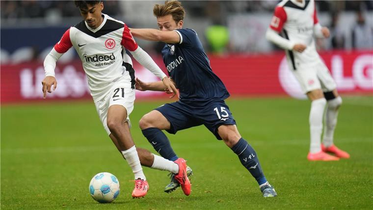 Frankfurts Nathaniel Brown (l) gelang gegen den VfL Bochum ein perfektes Startelf-Debüt für die Eintracht in der Bundesliga.