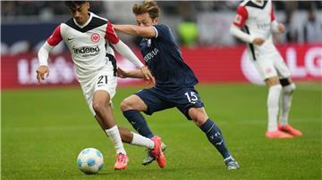 Frankfurts Nathaniel Brown (l) gelang gegen den VfL Bochum ein perfektes Startelf-Debüt für die Eintracht in der Bundesliga.