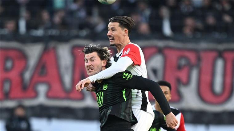 Frankfurts Nationalspieler Koch droht wochenlange Pause Frankfurts Nationalspieler Robin Koch verletzte sich gegen Wolfsburg an der Schulter.
