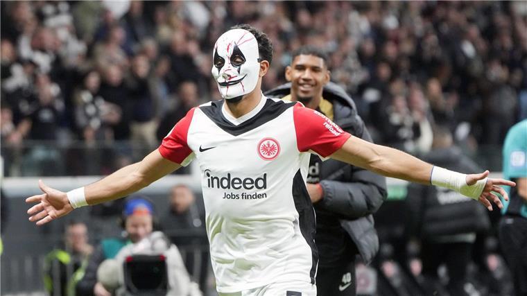 Frankfurts Omar Marmoush zog sich für seinen Jubel eine Halloween-Maske auf.