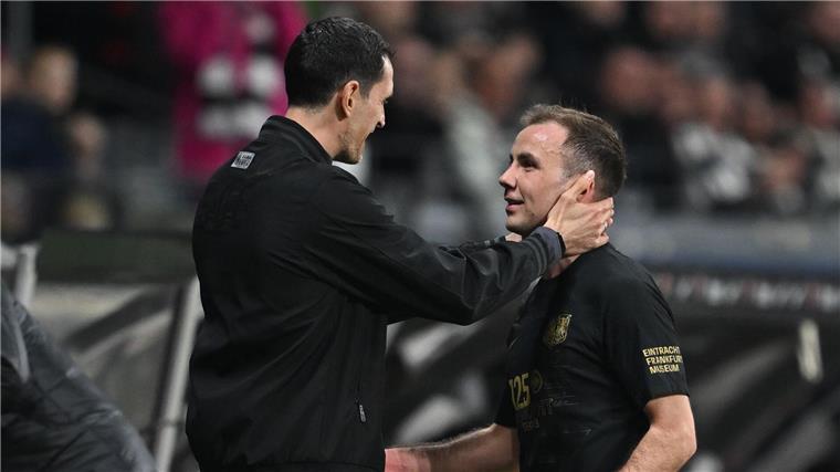 Frankfurts Trainer Dino Toppmöller (l) hat sich lobend über Mario Götze geäußert.