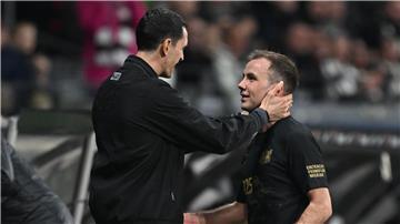 Frankfurts Trainer Dino Toppmöller (l) hat sich lobend über Mario Götze geäußert.