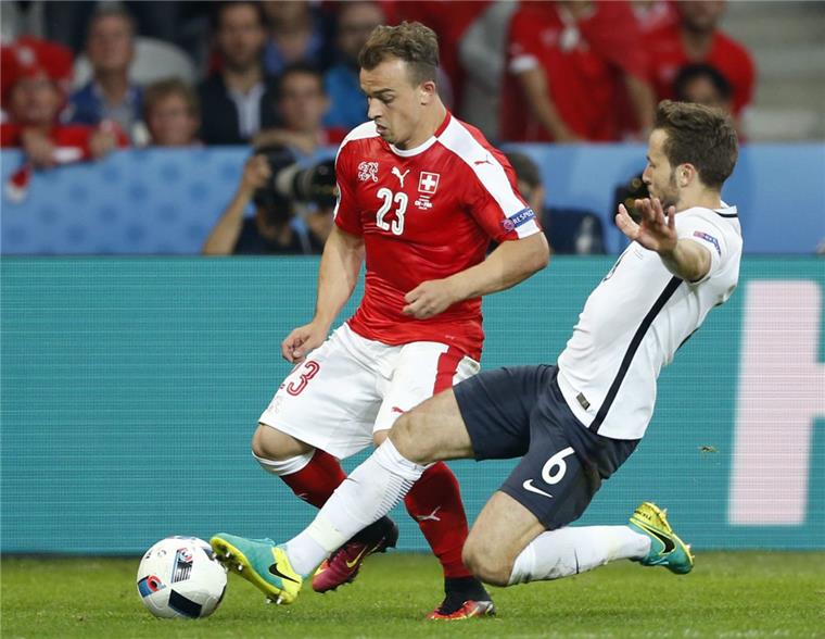 Frankreich und Schweiz im Achtelfinale Frankreich und die Schwieiz stehen beide im EM-Achtelfinale. Dubrule/dpa