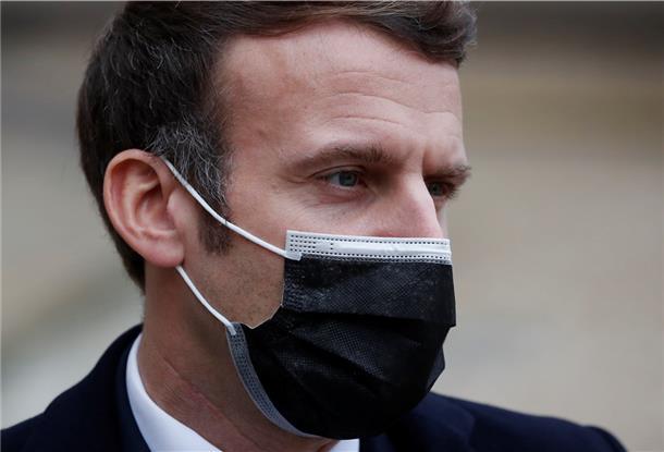 Frankreich, Paris: Emmanuel Macron, Präsident von Frankreich, der als vorbeugende Maßnahme gegen die Verbreitung des Coronavirus einen Mund-Nasen-Schutz trägt.