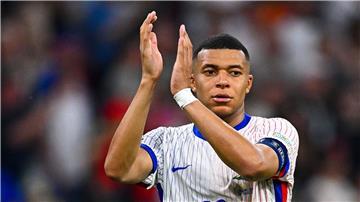 Frankreichs Superstar Kylian Mbappé verabschiedet sich nach dem EM-Aus von den Fans.