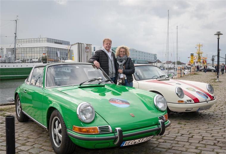 Mit Bildern: Porsche feiert ohne Klimakleber im Fischereihafen Geburtstag Zwei Personen vor grünem Porsche