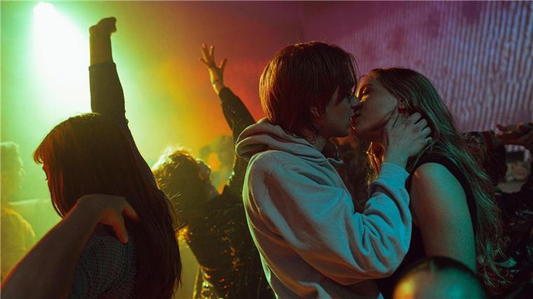 „Flunkyball“ vor Shows mit Zietlow und Böhmermann Franz (Laurids Schürmann) und Zoe (Lena Klenke) im Fernsehfilm „Flunkyball“.