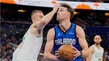 Franz Wagner (r.) war mit Orlando in den Playoffs an Titelverteidiger Boston gescheitert.