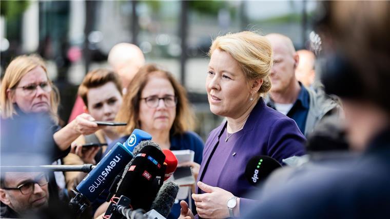 Diskussion über härtere Strafen nach Angriffen auf Politiker Franziska Giffey (SPD), Berliner Senatorin für Wirtschaft, Energie und Betriebe, gibt ein Pressestatement zu einem Angriff auf sie.