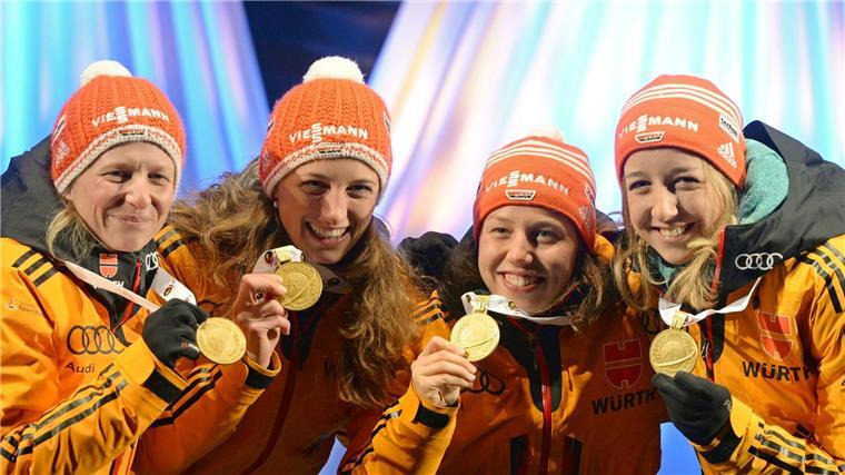 „Unfassbar wichtig“: Deutsche Sehnsucht nach Staffel-Gold Franziska Hildebrand, Vanessa Hinz, Laura Dahlmeier und Franziska Preuß mit ihren Goldmedaillen 2015.