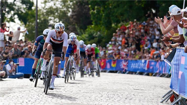 Kochs Ausreißversuch bei Tour ohne Erfolg - Wiebes siegt Franziska Koch wurde erst vier Kilometer vor dem Ziel vom Hauptfeld eingeholt.