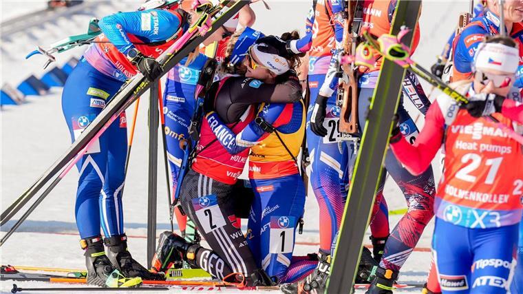 „Einfach irre“: Preuß gewinnt Gesamtweltcup mit Final-Drama Franziska Preuß tröstet Lou Jeanmonnot.