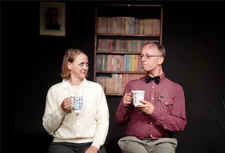 Komische Suche nach dem Richtigen Ein Mann und eine Frau trinken Kaffee.