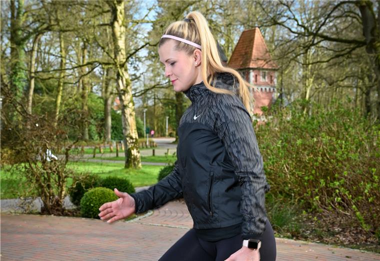 Franziska Wiermann vom Parkhaus Fitness Club beim Treppensteigen.