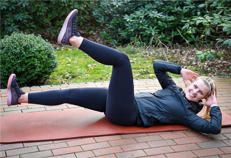 Franziska Wiermann vom Parkhaus Fitness Club beim Sit up.