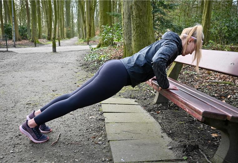 Franziska Wiermann vom Parkhaus Fitness Club zeigt, wie eine perfekte Position bei einer Liegestütze aussehen sollte.