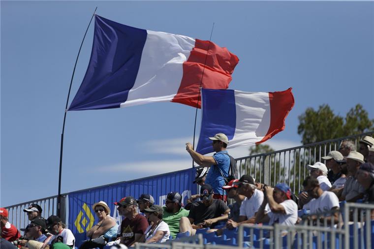 Hamilton in Frankreich schneller als Vettel Französischen Fans freuen sich: Nach zehn Jahren findet erstmals wieder ein Formel-1-Rennen in ihrer Heimat statt.