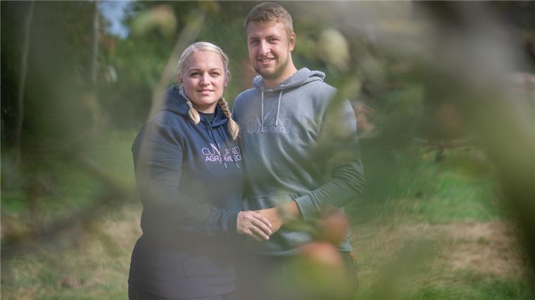 Landwirt aus dem Cuxland ist ein YouTube-Star Eine Frau mit blonden geflochtenen Zöpfen und ein Mann in grauem Pulli stehen zusammen und halten sich an den Händen.