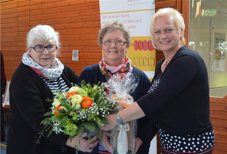 Thea Schmidt-Eylers ist Loxstedts Frau des Jahres Frau des Jahres in der Gemeinde Loxstedt ist Thea Schmidt-Eylers (Mitte), die die Auszeichnung von Laudatorin Gerlind Baum (rechts) entgegen nahm. Es gratulierte Susanna Köster, Ortsvorsteherin in Nesse.