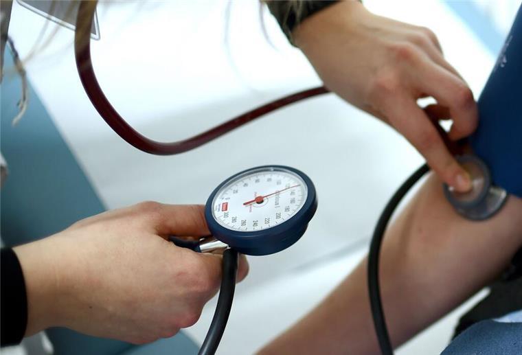 Medical Gaslighting: Wenn Ärzte ernsthafte Symptome ignorieren Ein Arzt hält ein Stetoskop