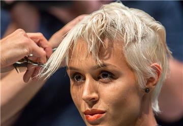Frauen müssen beim Friseur für die gleiche Dienstleistung häufiger tiefer in die Tasche greifen als Männer.