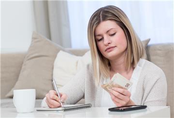 Eine Frau mit Geld in der Hand