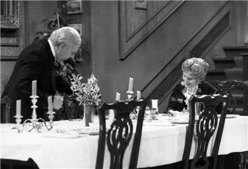 Freddie Frinton als Diener James und May Warden als alleinspeisende alte Dame Miss Sophie in einer Szene von «Dinner for One». 