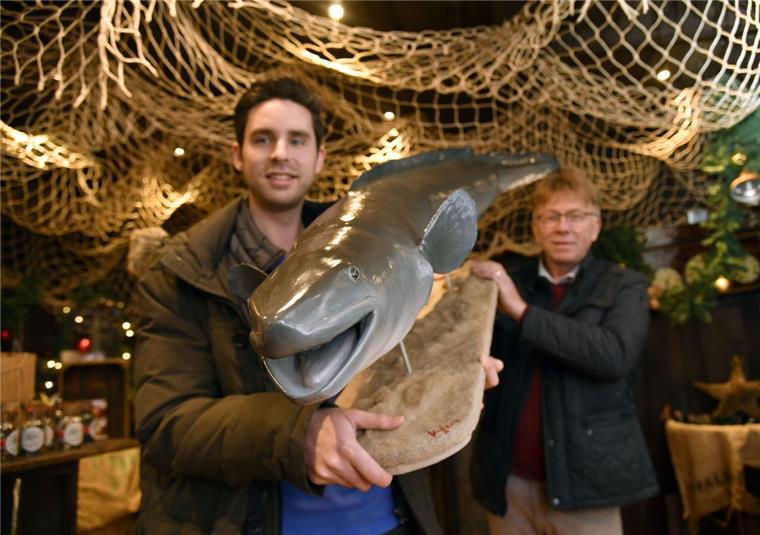 Dieser Riese kommt aus der Weser Frederick Fiedler und Heiko Frisch zeigen den präparierten Meeraal.