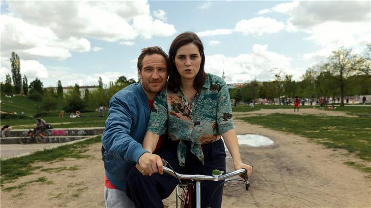 Die Filmstarts der Woche Frederick Lau als Mark und Nora Tschirner als Helena in einer Szene des Films „One For The Road“.