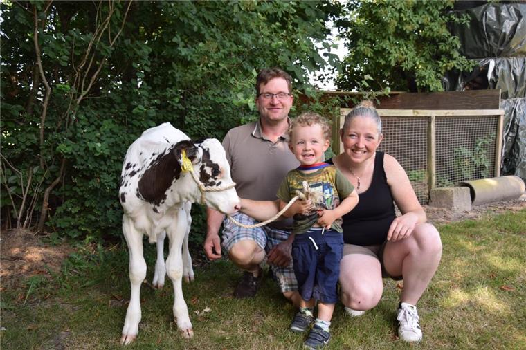 Tierschau in Butjadingen: Jüngster Jungzüchter ist erst drei Jahre alt Frederik mit seinen Eltern Stephan und Jessica und mit Kälbchen Celina.