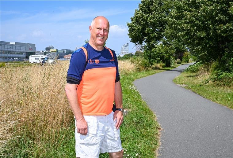 Dieser Fregattenkapitän entwarf den Maritimen Wanderweg Fregattenkapitän Frank Reininghaus unterwegs auf dem "Maritimen Wanderweg" durch die Stadt.