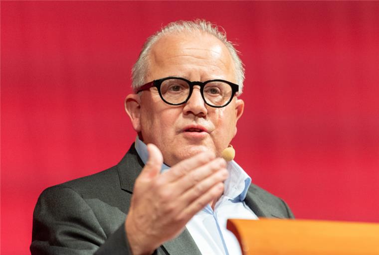 Dieser Mann soll neuer DFB-Präsident werden Freiburg: Fritz Keller, Präsident des SC Freiburg, soll neuer DFB-Präsident werden.