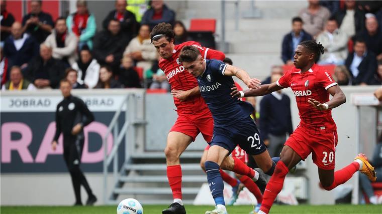 Doppelpacker Adamu führt Freiburg zum Sieg gegen Bochum Freiburgs Junior Adamu (r) drehte das Spiel nach der Pause.